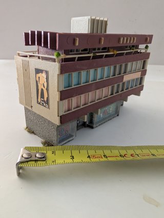Edificio con tiendas escala N (4)