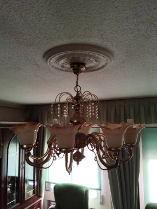 Lámpara de salón dorada y cristal