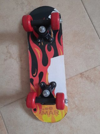 Skate para niños con diseño de llamas