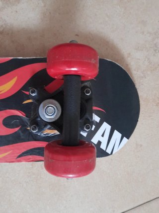 Skate para niños con diseño de llamas