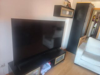 Televisor Negro de 65 pulgadas vendo por viaje
