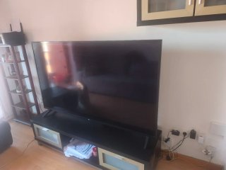 Televisor Negro de 65 pulgadas vendo por viaje