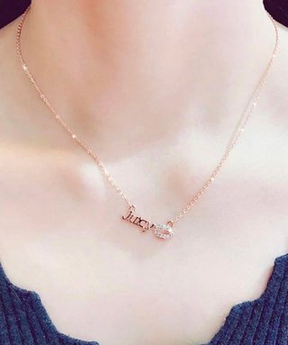 Collar Juicy con labios y diamantes