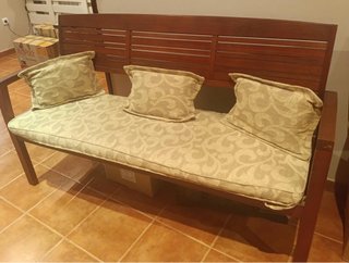 Banco de madera con cojines