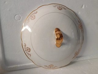 Zuppiera con piatto in porcellana vintage