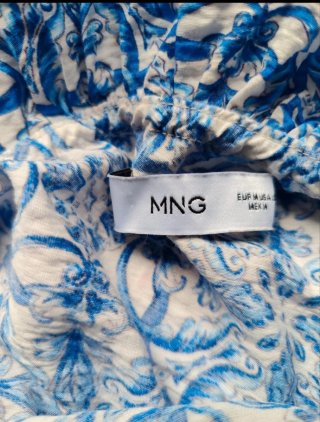 Vestido azul con volante y estampado