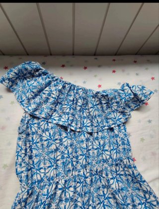 Vestido azul con volante y estampado
