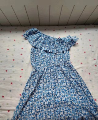 Vestido azul con volante y estampado