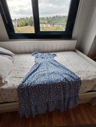 Vestido azul con volante y estampado