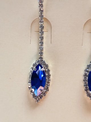 Pendientes largos con piedras azules. Preciosos