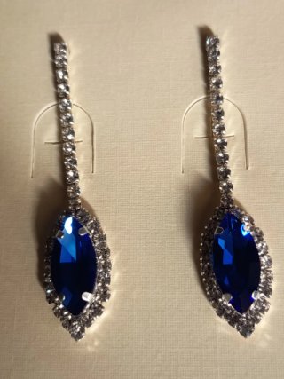 Pendientes largos con piedras azules. Preciosos