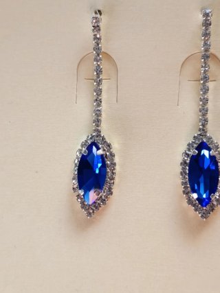 Pendientes largos con piedras azules. Preciosos