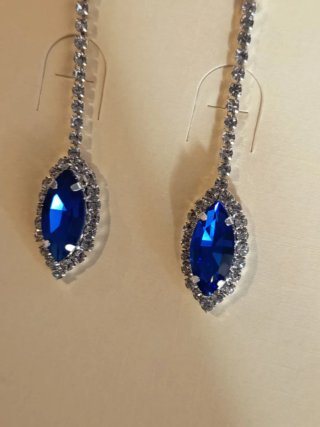 Pendientes largos con piedras azules. Preciosos