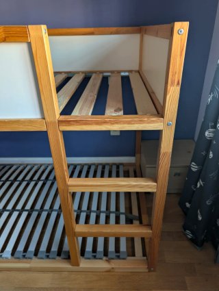 Litera Kura Ikea con somier adicional