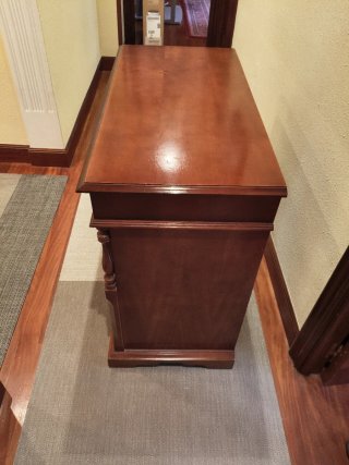 Armario de madera marrón