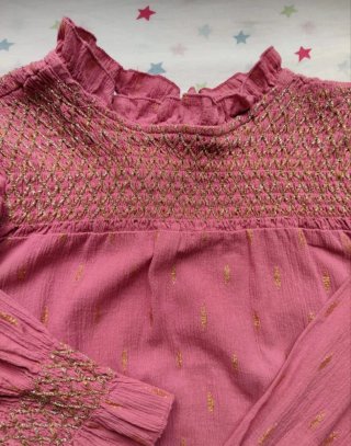 Camisa rosa con detalles dorados