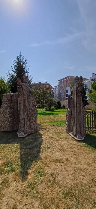 Alquiler figuras para eventos   "los argonath"