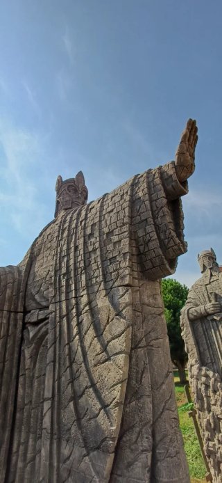 Alquiler figuras para eventos   "los argonath"