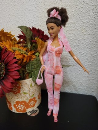 Muñeca Barbie con mono rosa y bolso