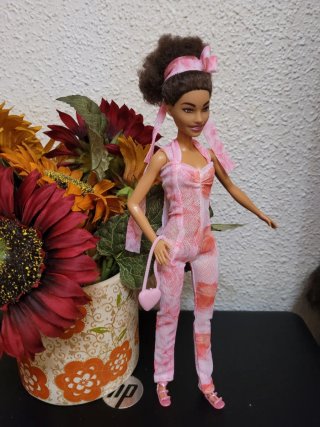 Muñeca Barbie con mono rosa y bolso