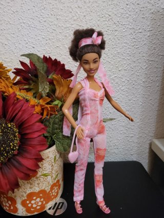 Muñeca Barbie con mono rosa y bolso