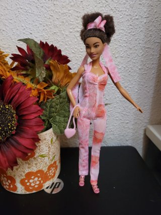 Muñeca Barbie con mono rosa y bolso