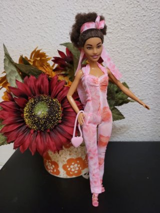 Muñeca Barbie con mono rosa y bolso