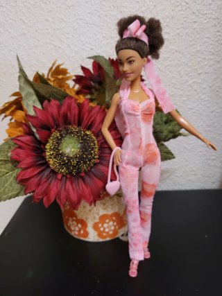 Muñeca Barbie con mono rosa y bolso