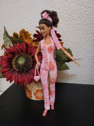 Muñeca Barbie con mono rosa y bolso