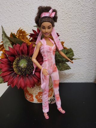 Muñeca Barbie con mono rosa y bolso