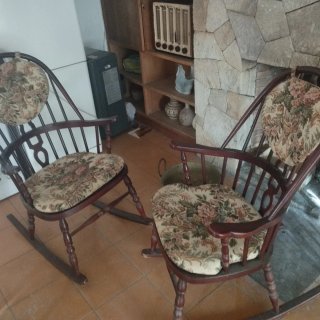 Mecedoras antiguas de madera y tela