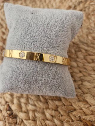 Pulsera dorada con números romanos
