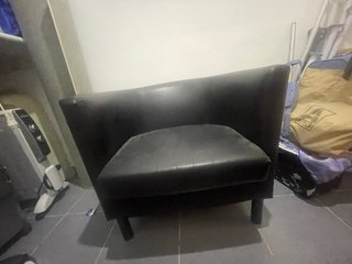 Butaca de salón de piel negra