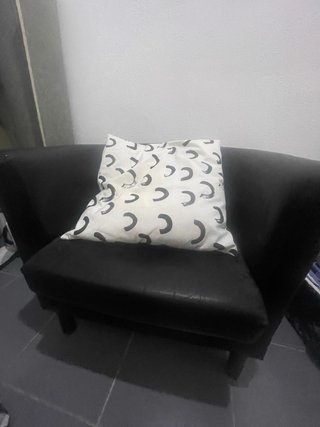 Butaca de salón de piel negra