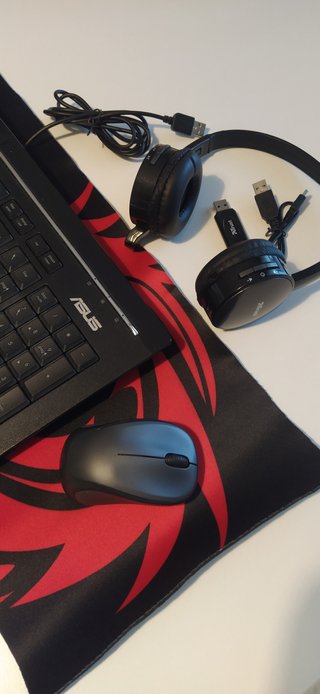 Set per PC con tastiera, mouse, cuffie e tappetino
