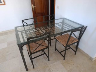 Mesa comedor cristal y 4 sillas metal