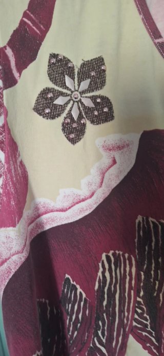 T-shirt Persona beige e viola