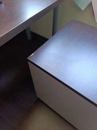 Escritorio y cajonera madera oscura y metal