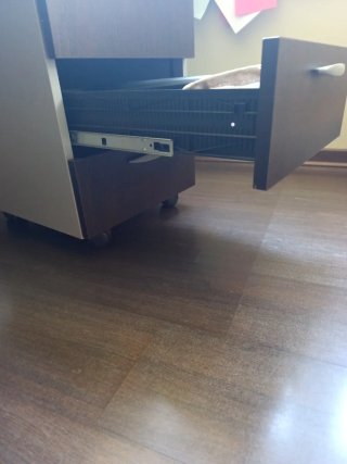 Escritorio y cajonera madera oscura y metal