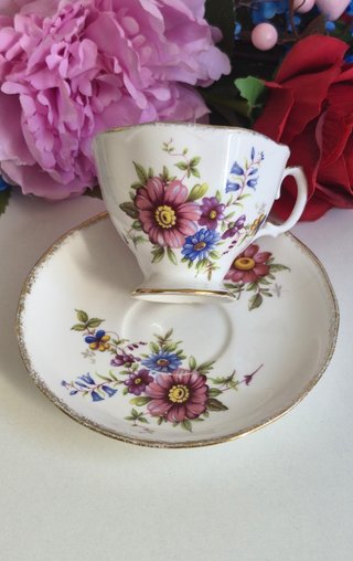 Taza y platillo porcelana inglesa floral