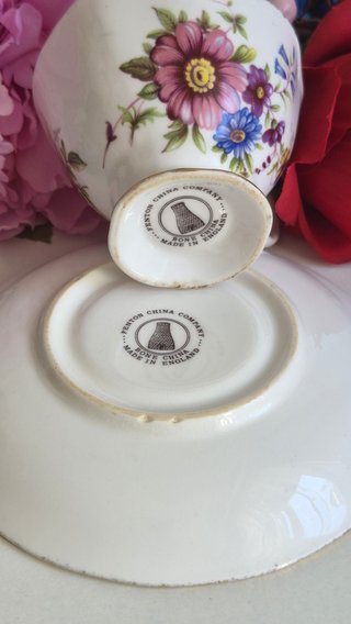 Taza y platillo porcelana inglesa floral