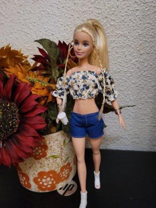 Muñeca Barbie con top floral y shorts