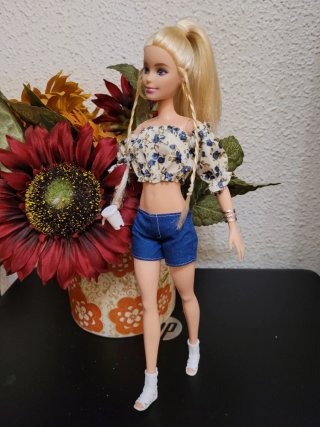 Muñeca Barbie con top floral y shorts
