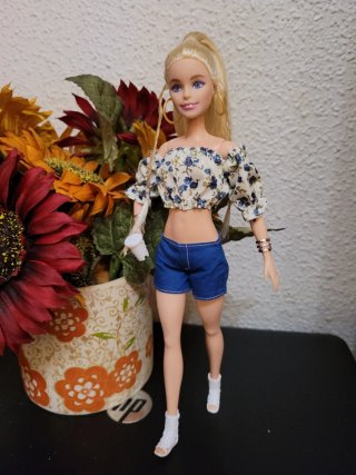 Muñeca Barbie con top floral y shorts