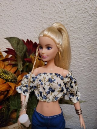 Muñeca Barbie con top floral y shorts
