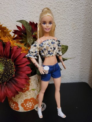 Muñeca Barbie con top floral y shorts