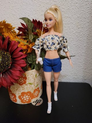 Muñeca Barbie con top floral y shorts