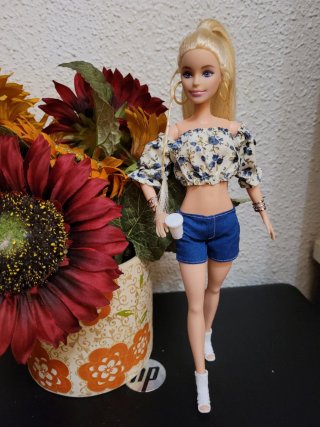 Muñeca Barbie con top floral y shorts