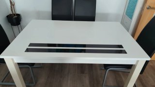 Mesa blanca y 4 sillas negras