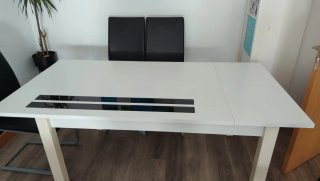 Mesa blanca y 4 sillas negras
